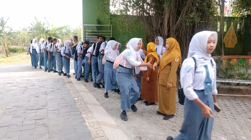 Menanamkan Karakter Sejak Pagi: Pembiasaan Budaya 5S Sambut Siswa di Pintu Gerbang Sekolah