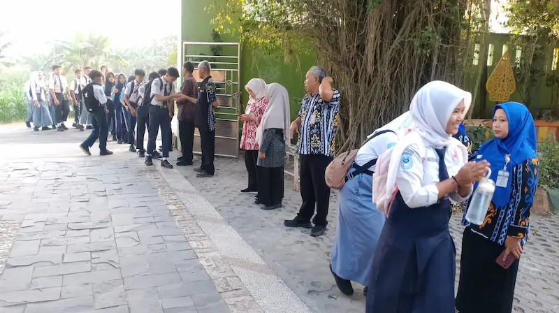 Menanamkan Karakter Sejak Pagi: Pembiasaan Budaya 5S Sambut Siswa di Pintu Gerbang Sekolah